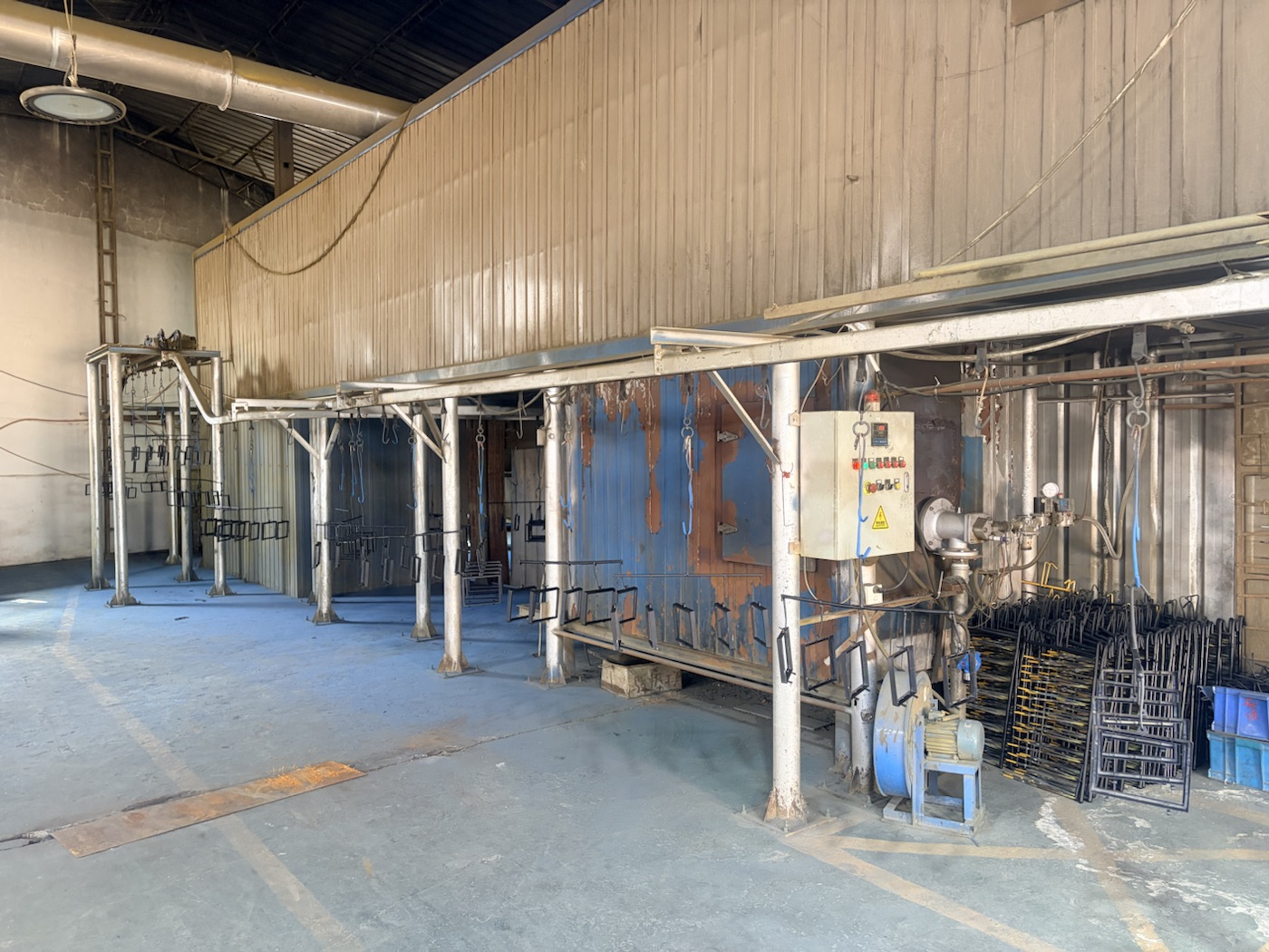 Industrial conveyor and preparation area used for coating metal lighting components