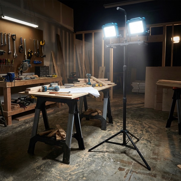 FX-WL2500 battery powered work light used in jobsite application