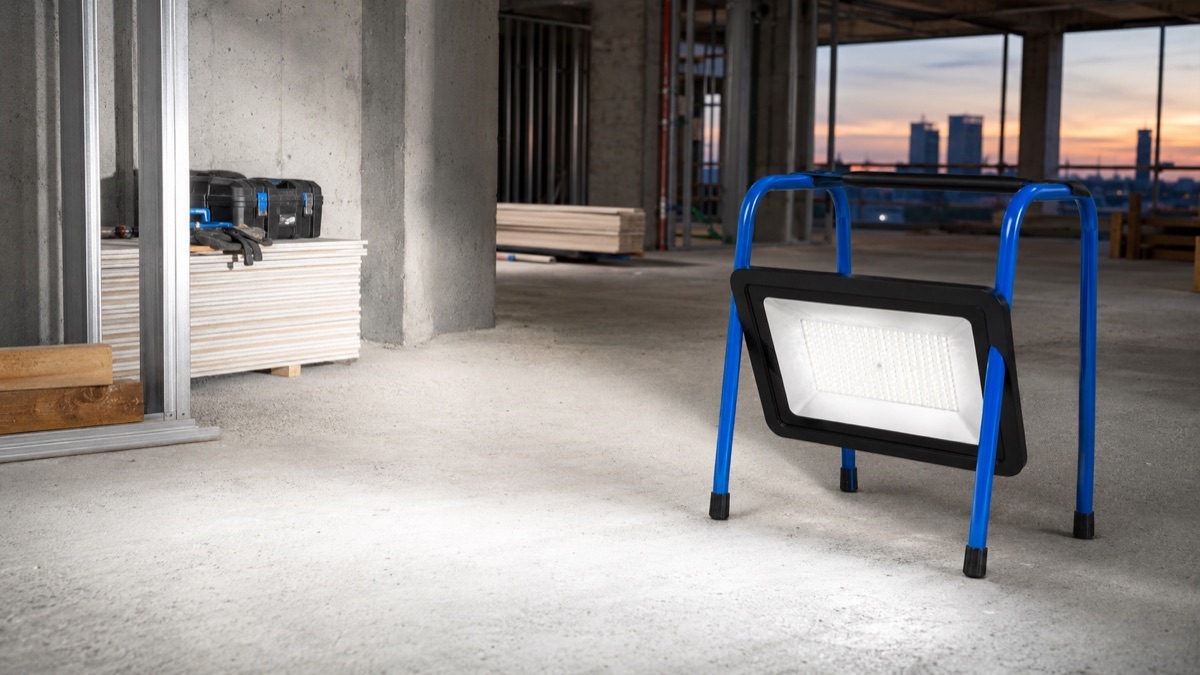 High power portable LED work light for construction and outdoor projects